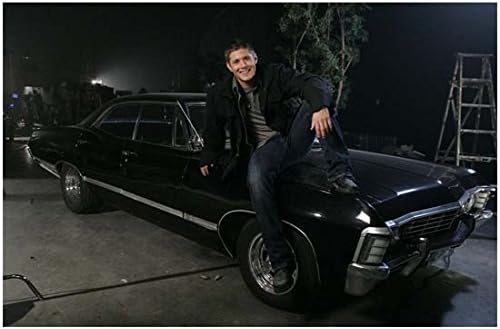 Mavi Kot Pantolonlu seksi Dean Winchester Gülümsüyor ve Arabasının Kaputunda Oturuyor - 8x10 Fotoğraf / Fotoğraf-HQ-Supernatural